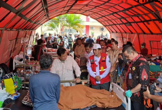 Prabowo Turun Langsung Serahkan Bansos Bagi Korban Gempa di Cianjur