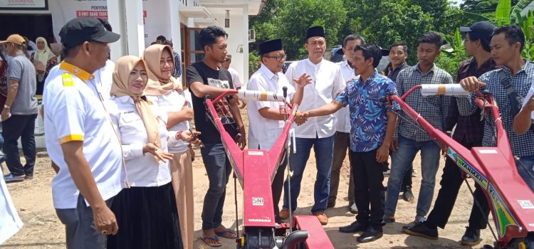 Ketua DPC Lampung Tengah  Berikan Bantuan Alat Pertanian
