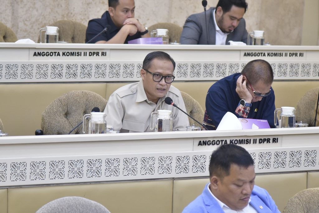 Anggota Komisi II DPR RI dari Fraksi Partai Gerindra, Azis Subekti, menyampaikan sejumlah masukan strategis dalam Rapat Kerja bersama Menteri Agraria dan Tata Ruang/Kepala Badan Pertanahan Nasional (ATR/BPN)