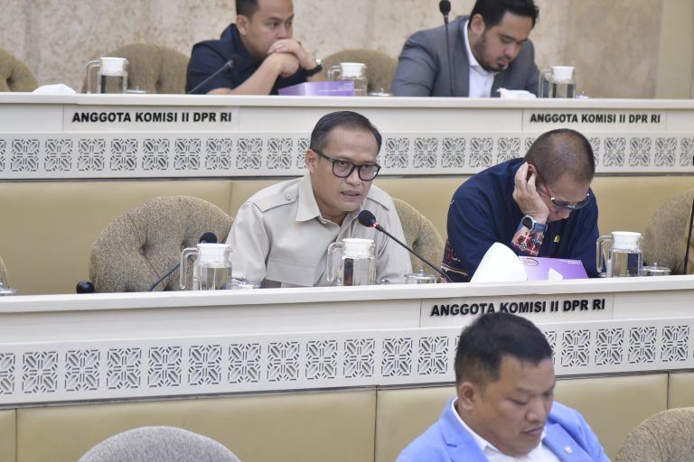Anggota Komisi II DPR RI dari Fraksi Partai Gerindra, Azis Subekti, menyampaikan sejumlah masukan strategis dalam Rapat Kerja bersama Menteri Agraria dan Tata Ruang/Kepala Badan Pertanahan Nasional (ATR/BPN)