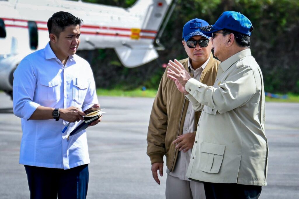 Prabowo bersama dengan Mensesneg dan Setkab