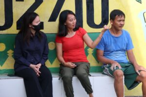Maria Teresa sedang diskusi bersama perwakilan warga setempat