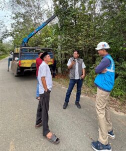Tim Rohid bersama petugas PLN.