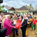 Banjir Bandang Terjang Agam, Andre Rosiade Gerak Cepat Salurkan Bantuan ke Warga