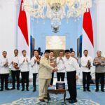 Presiden Prabowo Terima 10 Buku Rekomendasi KPRP, Reformasi Polri Ditargetkan Rampung 2029