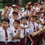Hujan Tak Surutkan Semangat Warga Sambut Kedatangan Presiden Prabowo di Kota Bandung