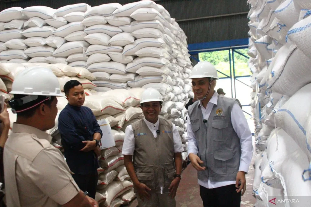 Pastikan Stok Beras Aman, Ade Rezki Tinjau Gudang Bulog Bukittinggi