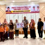 Andre Rosiade Salurkan Beasiswa PIP dan Sembako untuk 97 Siswa SD di Pariaman