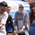 Ringankan Dampak Kekeringan saat Kemarau, Putih Sari Salurkan 24 Ribu Liter Air Bersih untuk Warga Bekasi