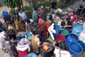 Warga dengan antusias dan tertib antri untuk mendapatkan air bersih