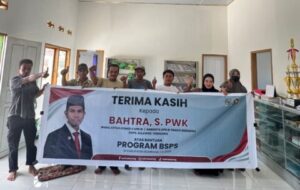 Warga penerima bantuan Program BSPS menyampaikan apresiasi kepada Bahtra Banong
