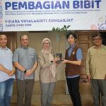 Melati Salurkan 5.000 Bibit Pohon dan Bantuan Pupuk untuk Warga Sungailiat