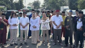 Ketua Umum PP PIRA Novita Wijayanti bersama jajaran Partai Gerindra saat mengikuti kegiatan bakti sosial di Jakarta Timur