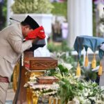 Khidmat di Senja Kemerdekaan, Presiden Prabowo Pimpin Penurunan Sang Merah Putih di Istana Merdeka