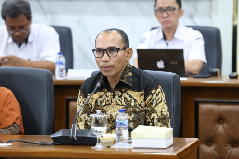 Anggota Panitia Khusus Rancangan Undang-Undang (Pansus RUU) Daerah Kepulauan DPR RI, Alimudin Kolatlena