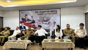 Gubernur Banten Andra Soni bersama Wali Kota Tangerang Selatan Benyamin Davnie, Anggota DPRD Provinsi Banten Fraksi Gerindra Yudi Budi Wibowo, dan Anggota DPRD Tangsel Fraksi Gerindra Maria Teresa Suhardja saat menghadiri kegiatan Cek Kesehatan Gratis
