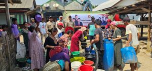 Warga antusias mengantre bantuan air bersih yang disalurkan DPC Gerindra Pandeglang