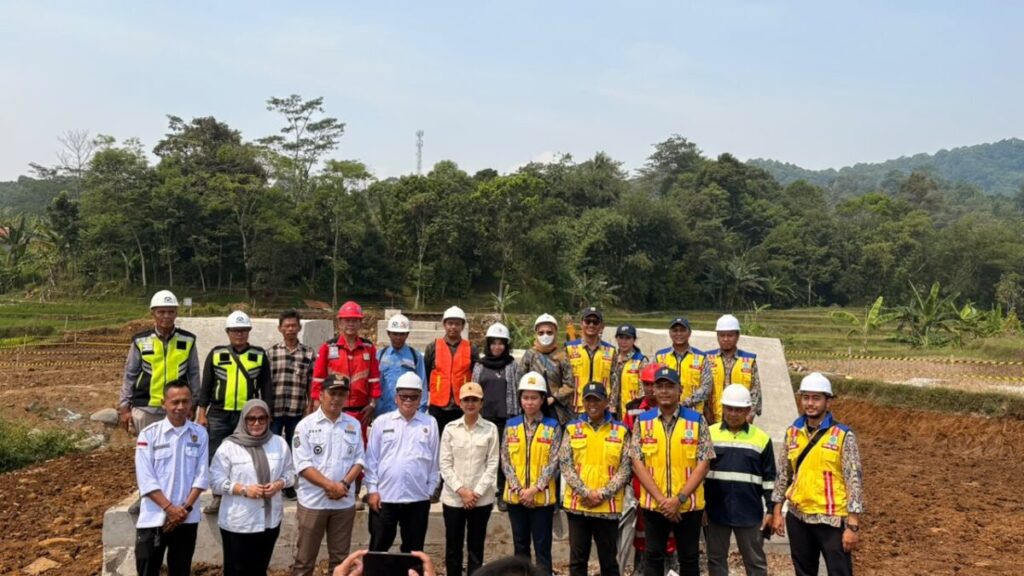 Marlyn Maisarah Tinjau Pembangunan Jembatan Gantung Cibeber, Pastikan Aspirasi Warga Terwujud
