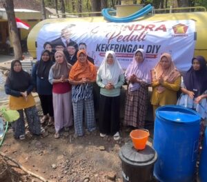Masyarakat sedan antri air bersih di Kalurahan Karangtengah, Kapanewon, Imogiri