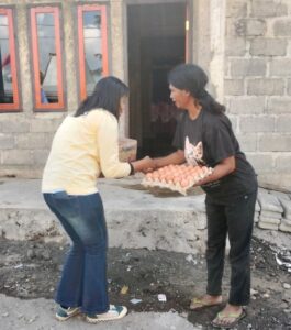 Kader Gerindra menyalurkan bantuan kebutuhan pokok kepada warga terdampak gempa di Kabupaten Ngada