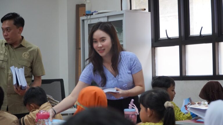 Wakil Ketua DPRD Kota Tangerang Selatan, Maria Teresa Suhardja