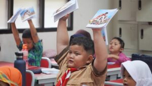 Anak-anak menerima buku sebagai bentuk dukungan untuk meningkatkan minat baca dan budaya literasi sejak dini