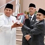 Presiden Prabowo Terima Mushaf Al-Qur’an Gontor dan Buku “Gontor untuk Indonesia”