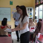 Maria Teresa Bagikan 5.000 Buku Tulis untuk Pelajar dan Santri di Tangsel