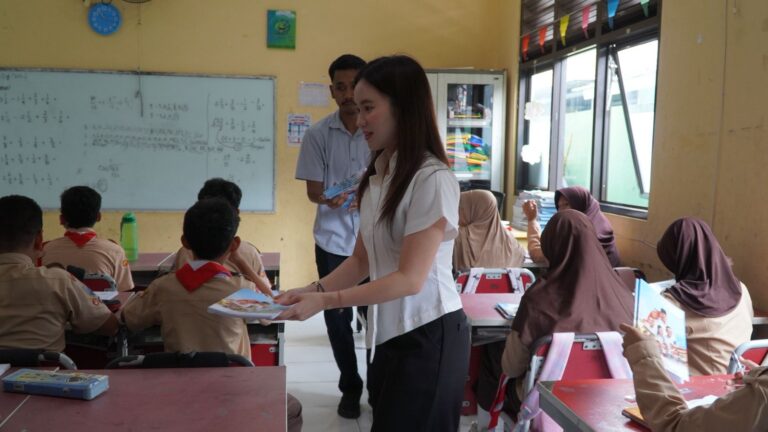 Wakil Ketua DPRD Kota Tangerang Selatan, Maria Teresa Suhardja