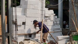 Proses pembangunan dan perbaikan rumah warga dalam Program Bedah Rumah di Sawah Lama, Ciputat, Tangerang Selatan.