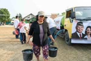 Warga menerima bantuan air bersih yang disalurkan Ruby Chairani untuk memenuhi kebutuhan sehari-hari di tengah musim kemarau