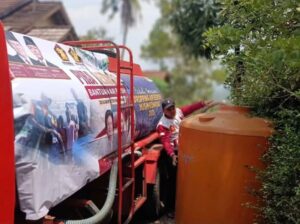 Penyaluran bantuan air bersih kepada warga terdampak kekeringan di sejumlah daerah