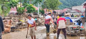 Kader Partai Gerindra bergotong royong membersihkan sisa lumpur dan material pascabanjir bandang (galodo) di Kabupaten Solok, Sumatera Barat.