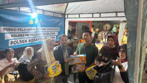 Penyerahan bantuan kepada warga terdampak kebakaran di Kebayoran Lama oleh PAC Gerindra Kebayoran Lama.