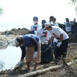 Gerindra Pati Kompak Bergerak, Bolone Danang dan Sobat Yeti Turun Bersihkan Sungai Bulumanis Lor