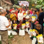 Katherina Angela Oendun Salurkan Sembako untuk Warga Terdampak Karhutla di Kubu Raya