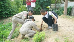 Kader, pengurus, relawan, dan Laskar Gerindra Jakarta Selatan menanam puluhan bibit pohon dalam kegiatan ASRI di kawasan Setu Rawa Lindung, Petukangan Utara, Jakarta Selatan.