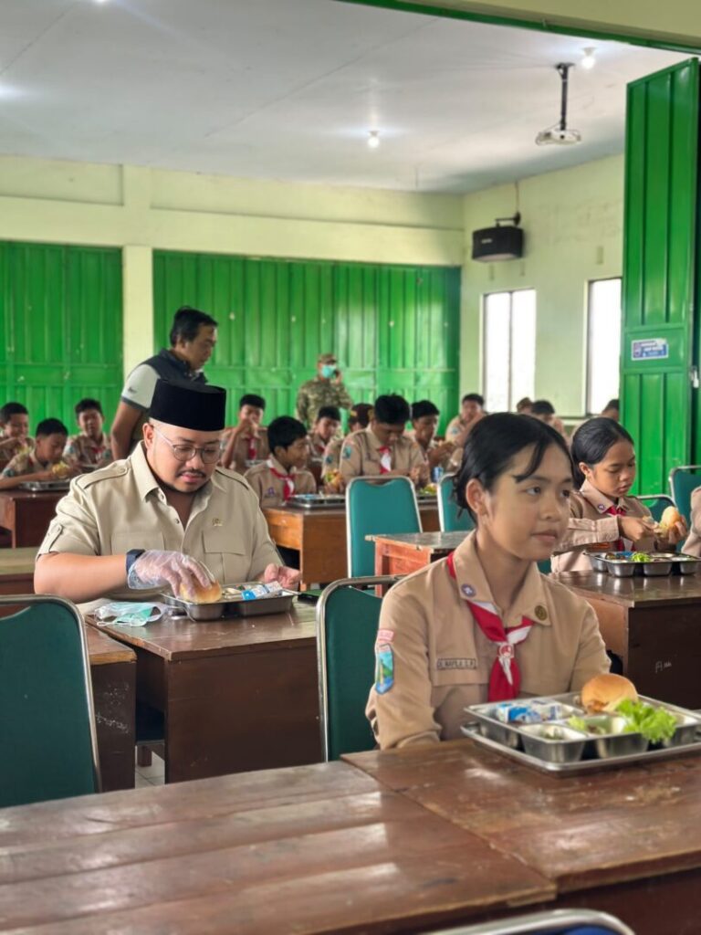 MBG Model Prasmanan Diuji di Malang, Gus Mamak Serap Aspirasi Siswa