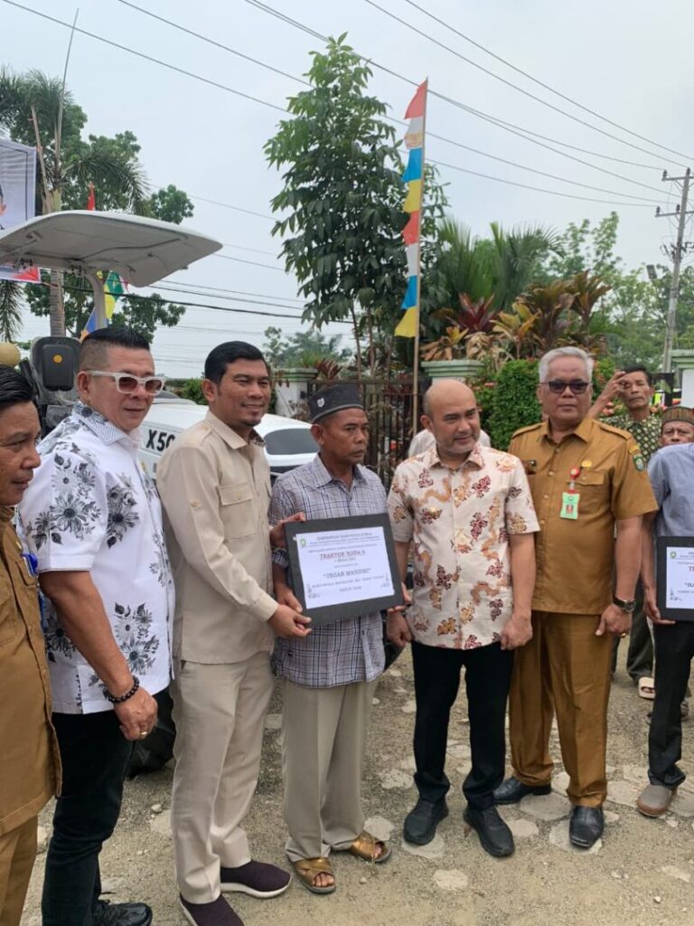 Dukung Petani dan UMKM, Rocky Candra Salurkan Bantuan Alsintan dan Kendaraan Usaha di Bungo
